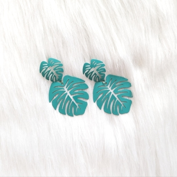 Green Monstera leaf charm earrings - Picture 1 of 3